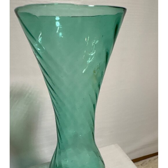 Vintage Hand-Blown Green Glass Vase With Swirl Pattern Pedestal Base 8" MCM - Picture 3 of 8